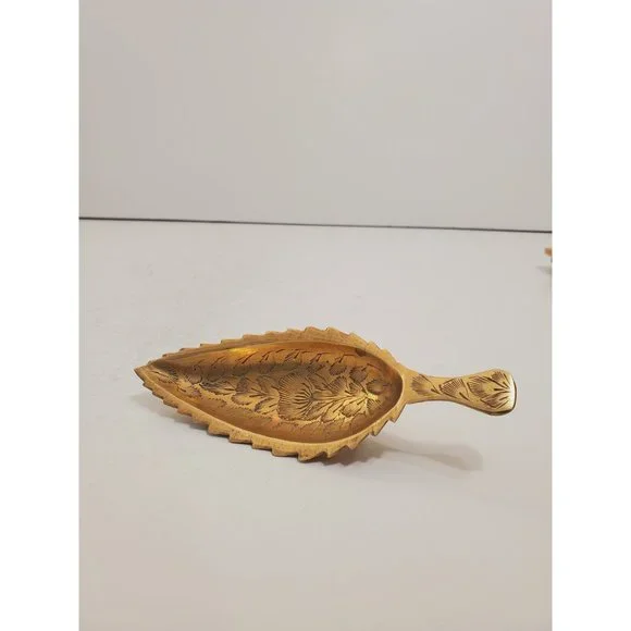 Solid brass vintage floral / flower / plant leaf design tray / ashtray|| India - Picture 8 of 10